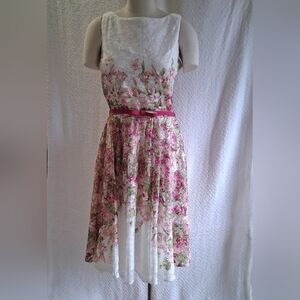 Danny+ Nicoles 12 White With Flowerlike Design